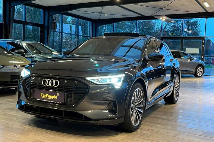 Grå Audi e-tron fra 2021 set udefra