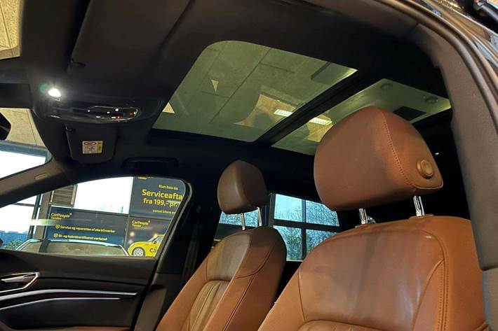 Grå Audi e-tron fra 2021