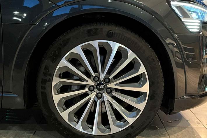 Grå Audi e-tron fra 2021