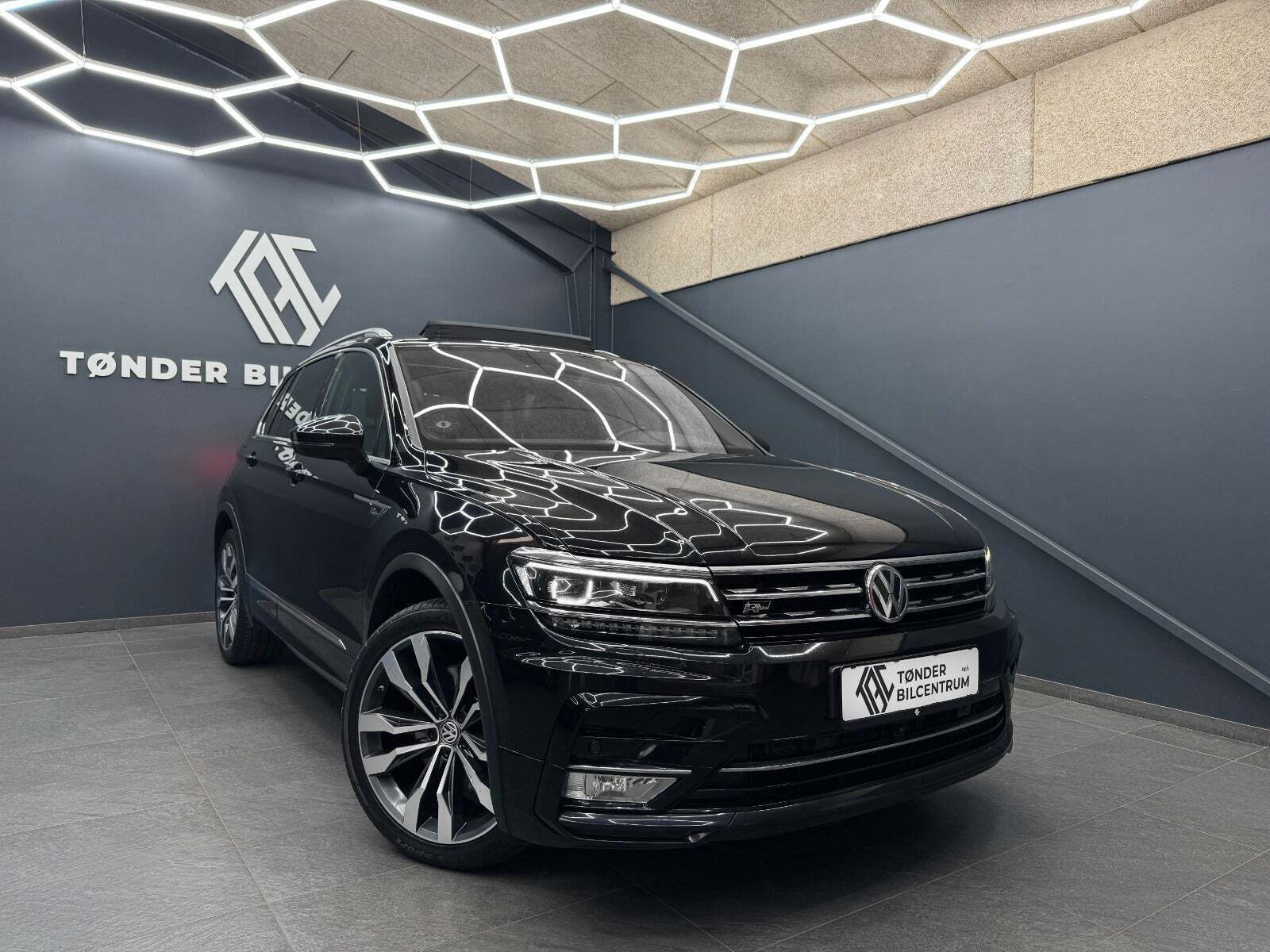 Sort VW Tiguan fra 2016 set udefra