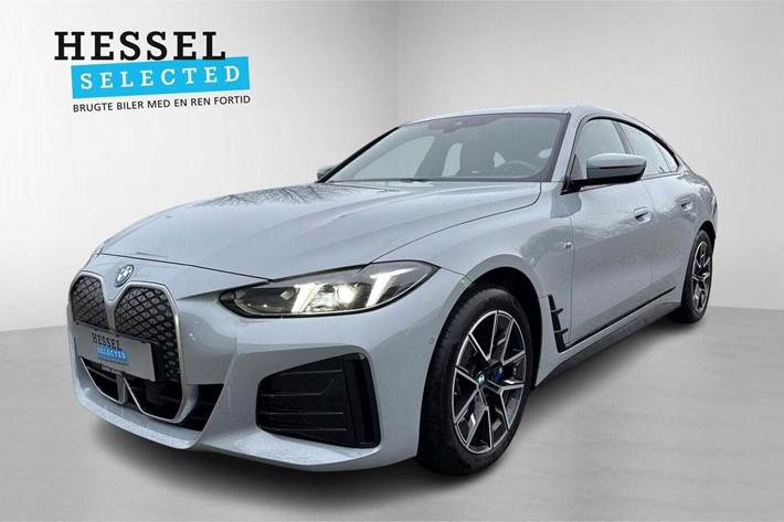 Grå BMW i4 fra 2025 set udefra