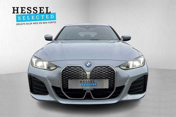 Grå BMW i4 fra 2025