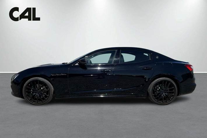 Sort Maserati Ghibli fra 2018 set udefra