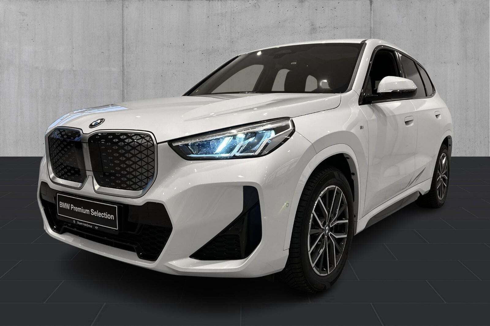 Hvid BMW iX1 fra 2024 set udefra