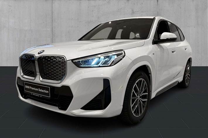 Hvid BMW iX1 fra 2024 set udefra