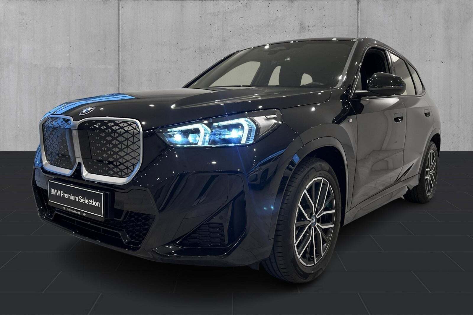 Sort BMW iX1 fra 2025 set udefra