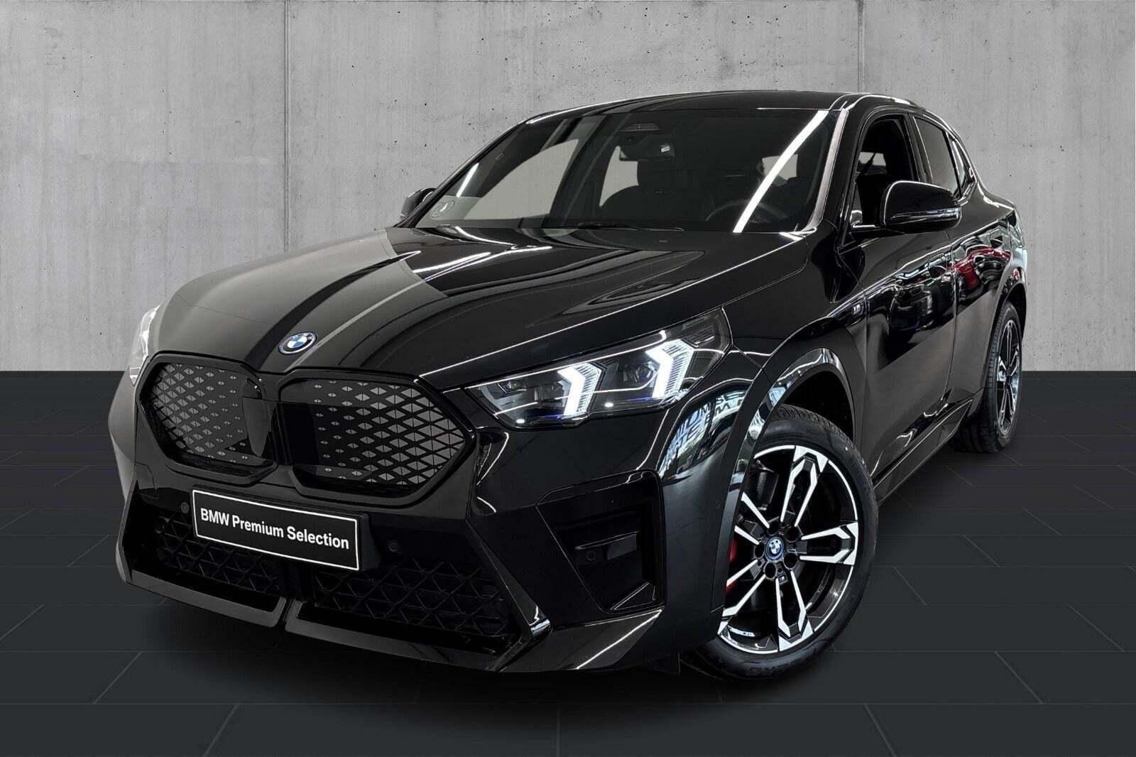 Sort BMW iX2 fra 2025 set udefra