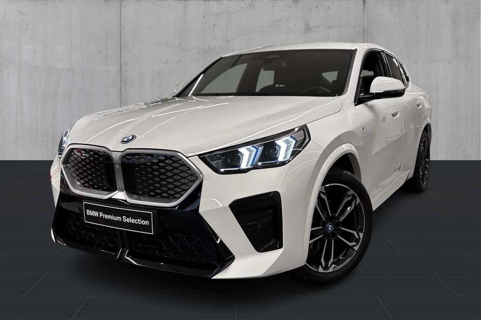 Hvid BMW iX2 fra 2024 set udefra