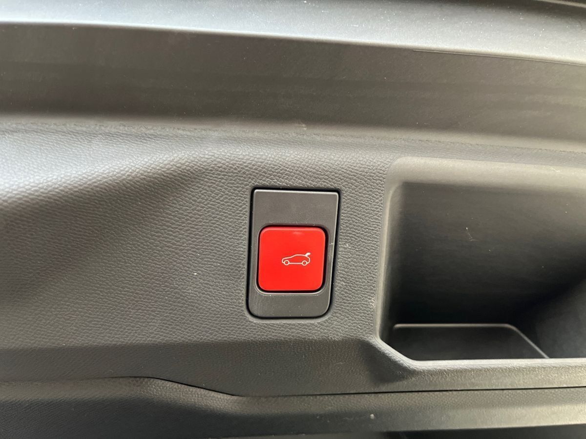 Grå Peugeot e-5008 fra 2024