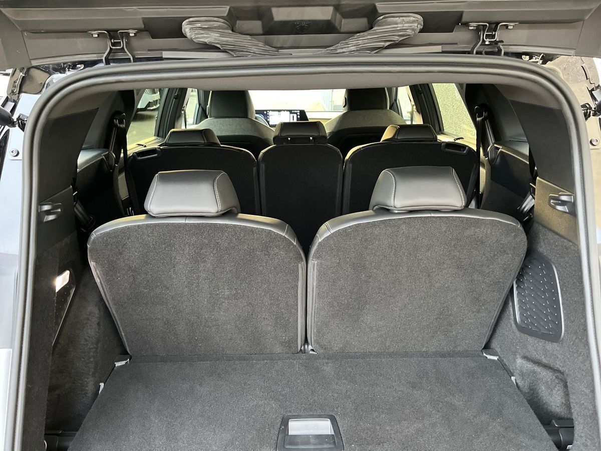 Grå Peugeot e-5008 fra 2024