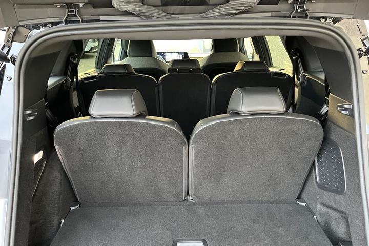 Grå Peugeot e-5008 fra 2024