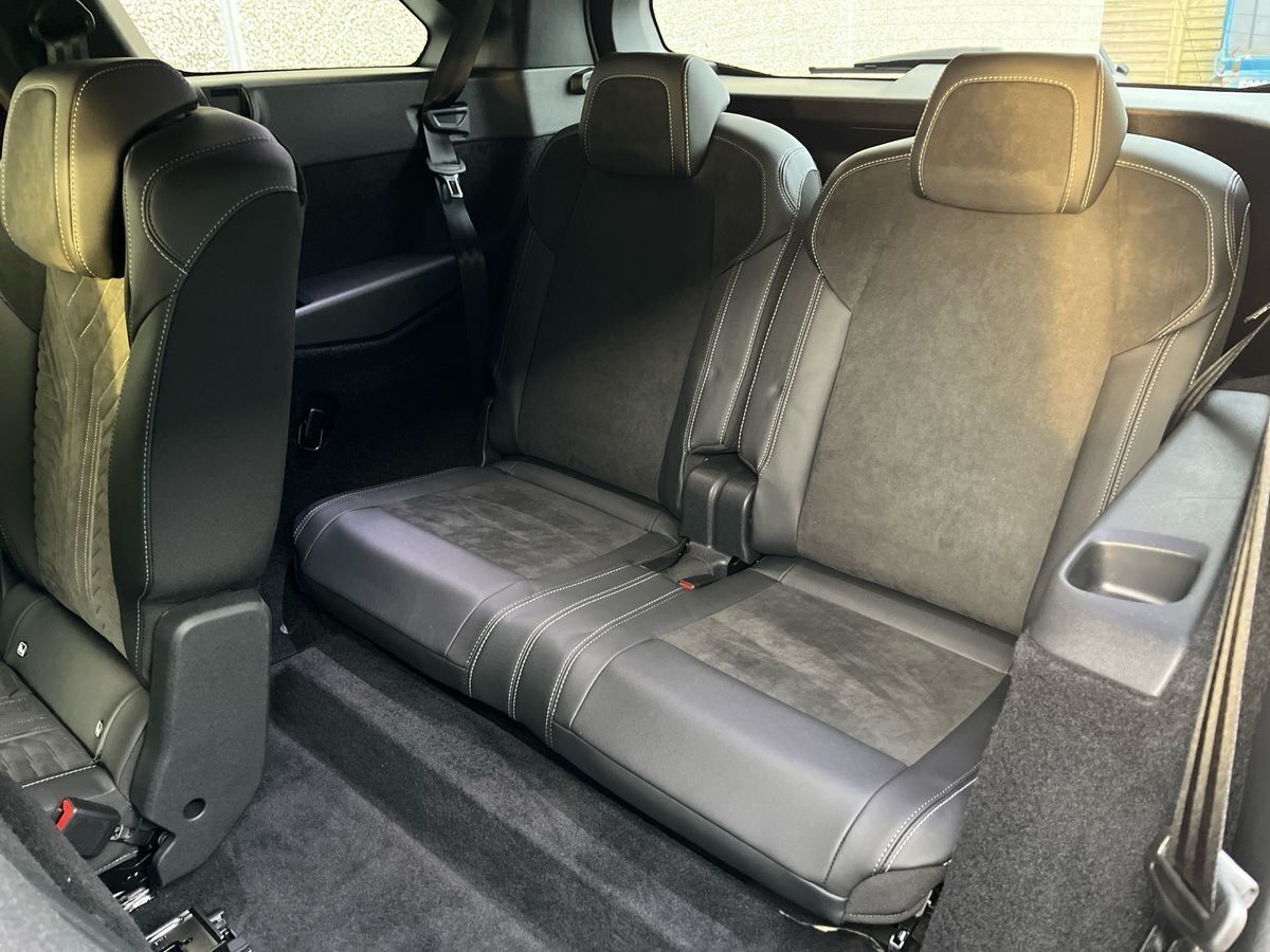 Grå Peugeot e-5008 fra 2024