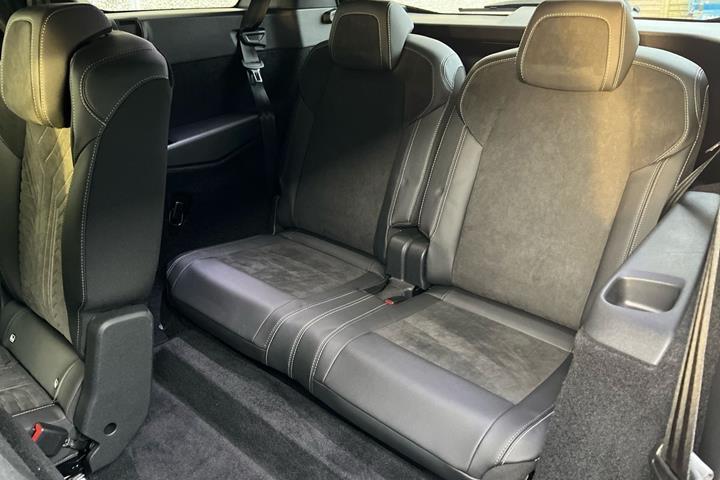 Grå Peugeot e-5008 fra 2024