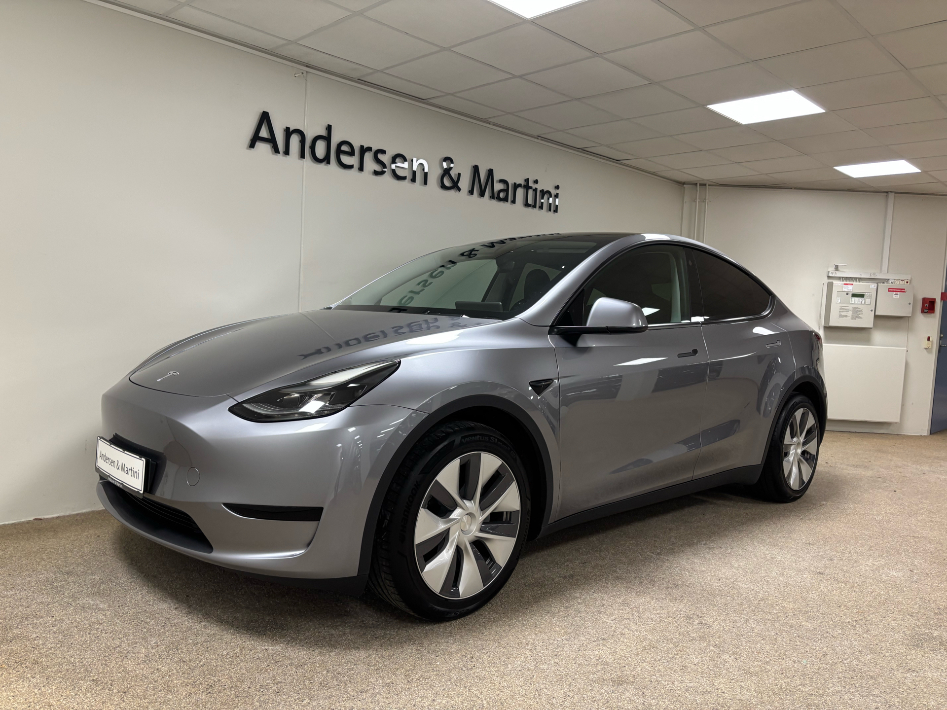 Sølv Tesla Model Y fra 2023 set udefra