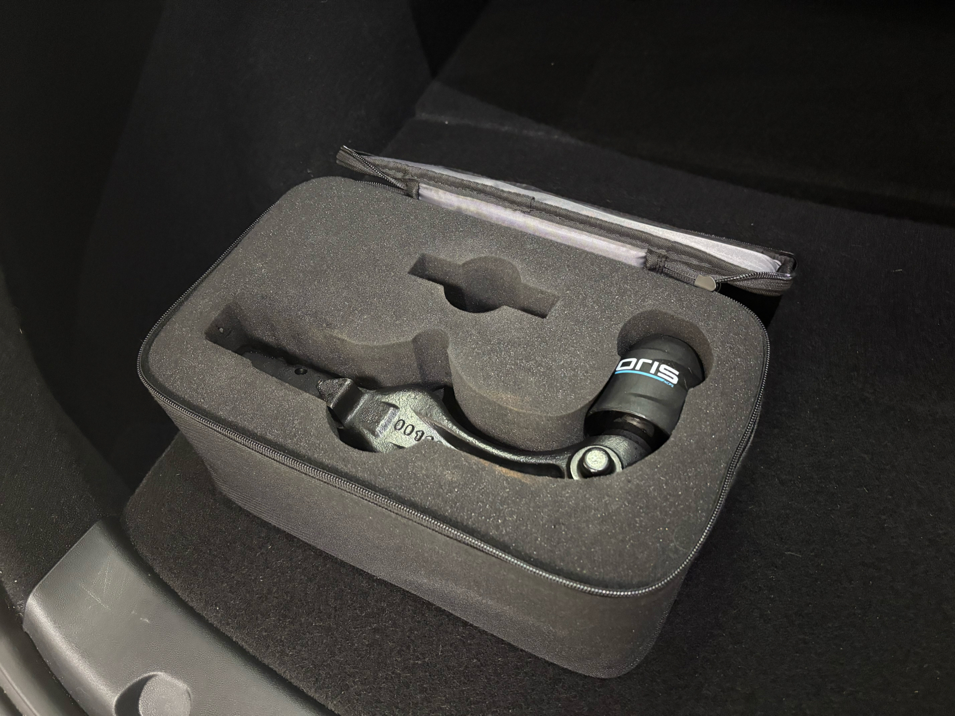 Sølv Tesla Model Y fra 2023