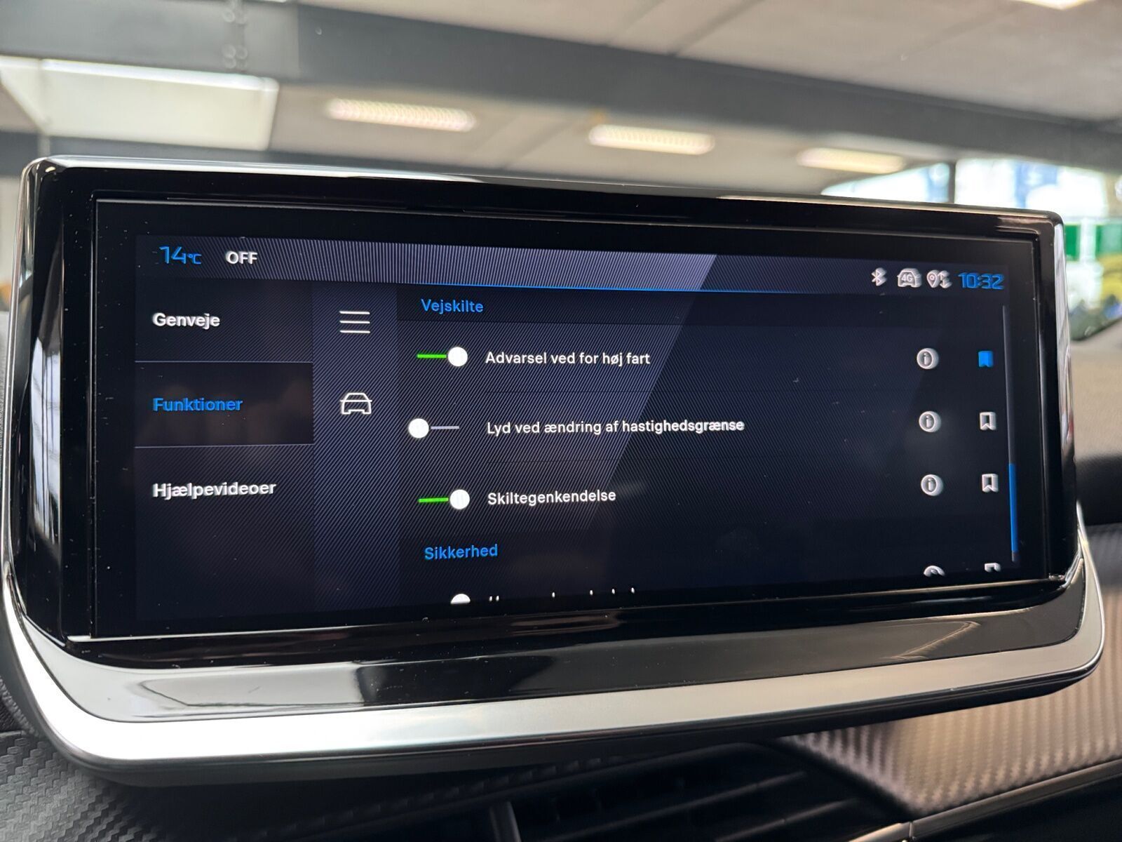 Grå Peugeot e-2008 fra 2023