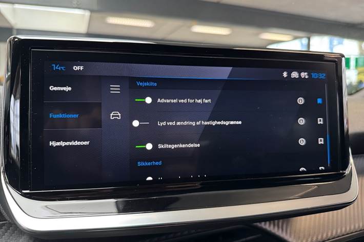 Grå Peugeot e-2008 fra 2023