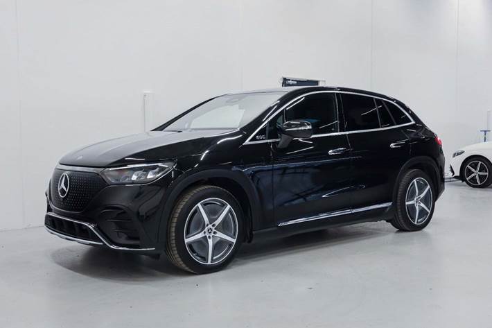 Sort Mercedes EQE350 SUV fra 2024 set udefra