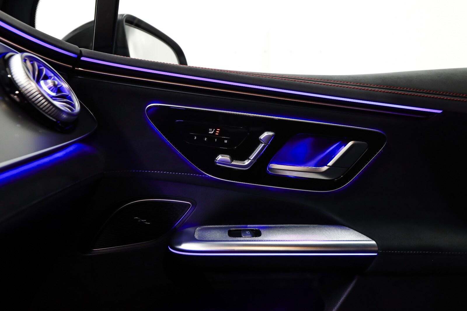 Sort Mercedes EQE350 SUV fra 2024