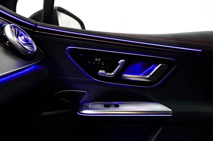 Sort Mercedes EQE350 SUV fra 2024