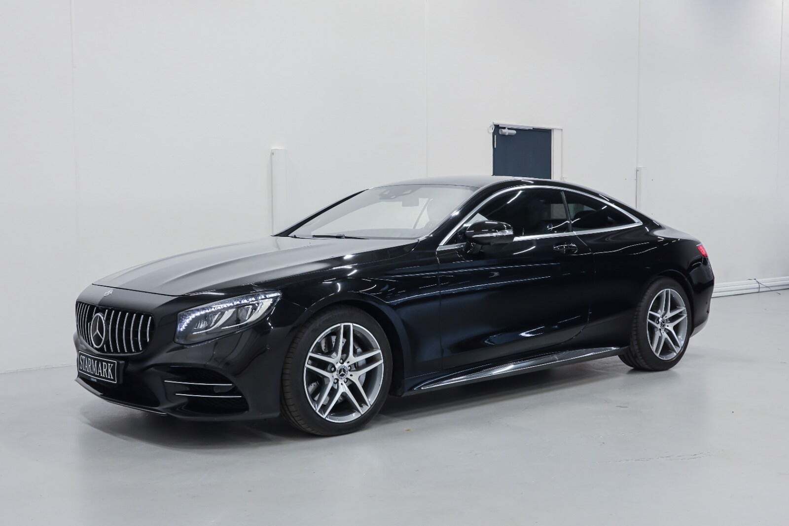 Sort Mercedes S560 fra 2019 set udefra