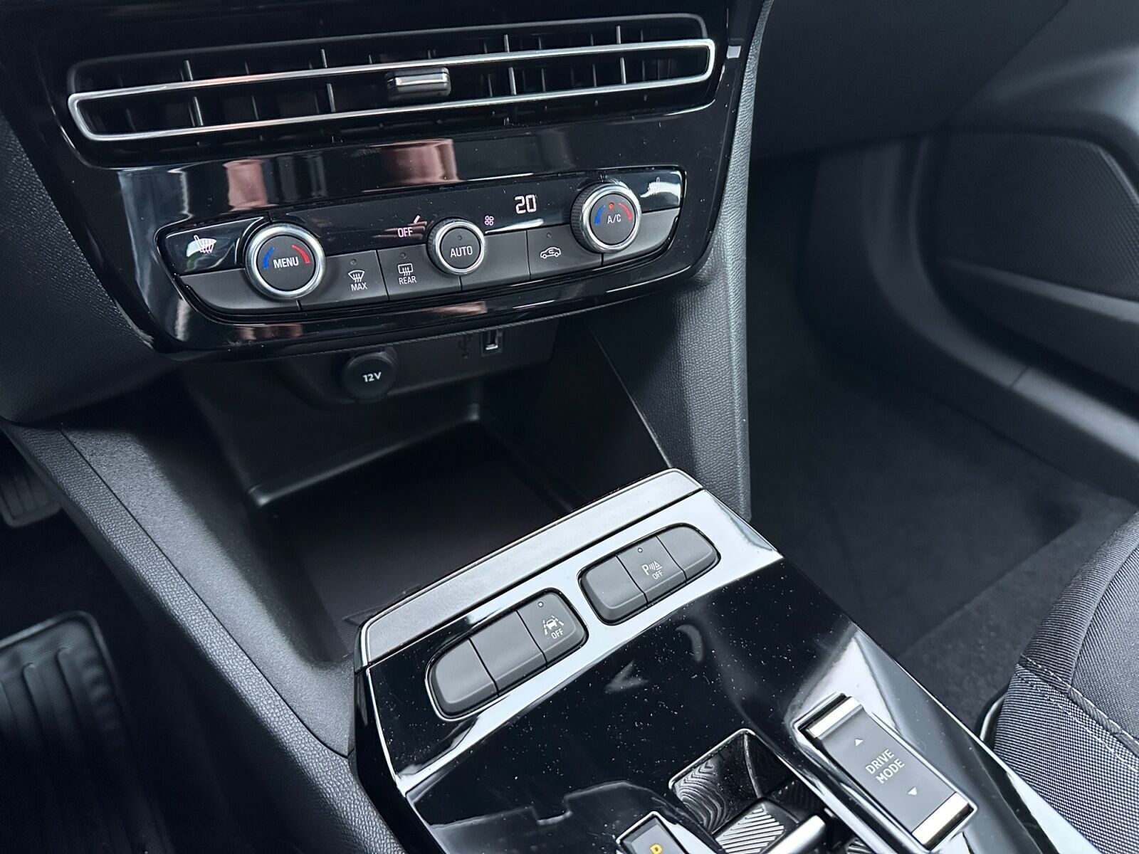 Grøn Opel Mokka-e fra 2023