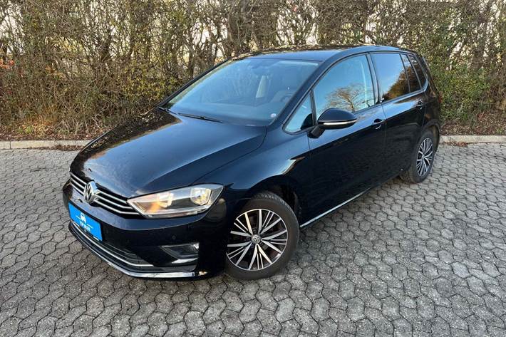 undefined VW Golf Sportsvan fra 2017 set udefra