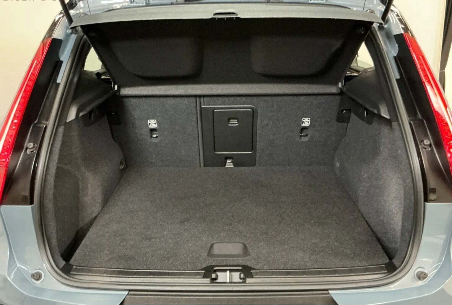 Grå Volvo XC40 fra 2023