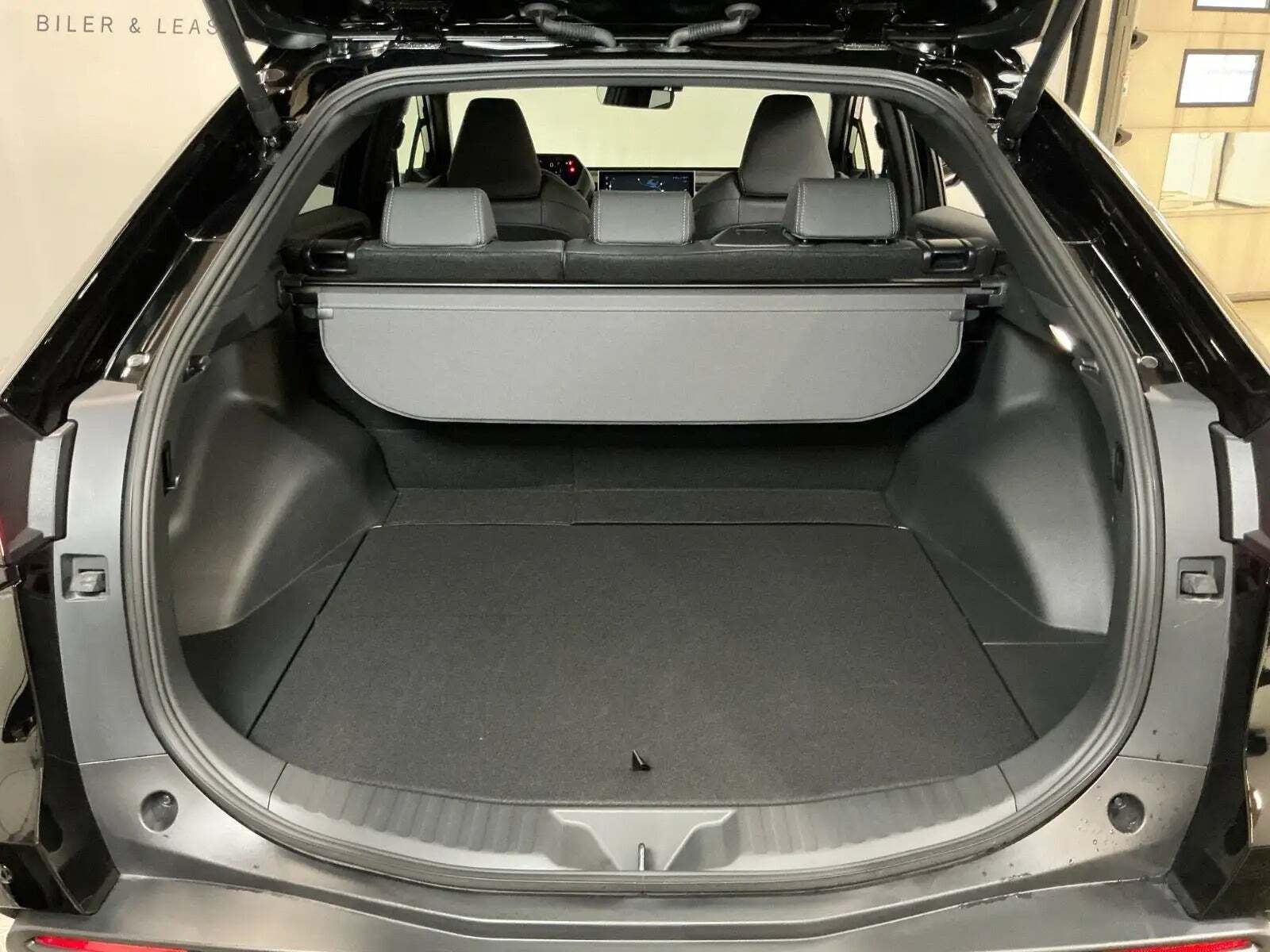 Sort Toyota BZ4X fra 2025