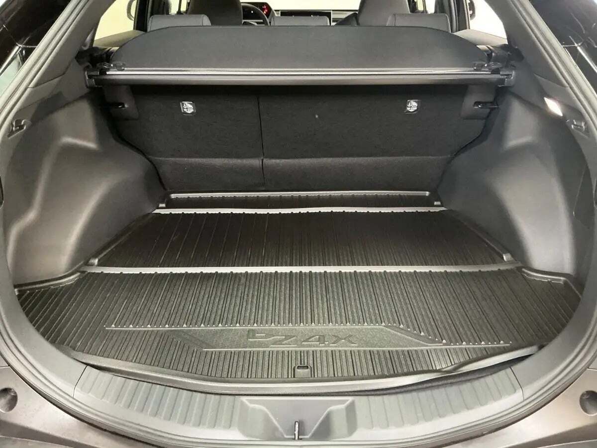 Sort Toyota BZ4X fra 2025