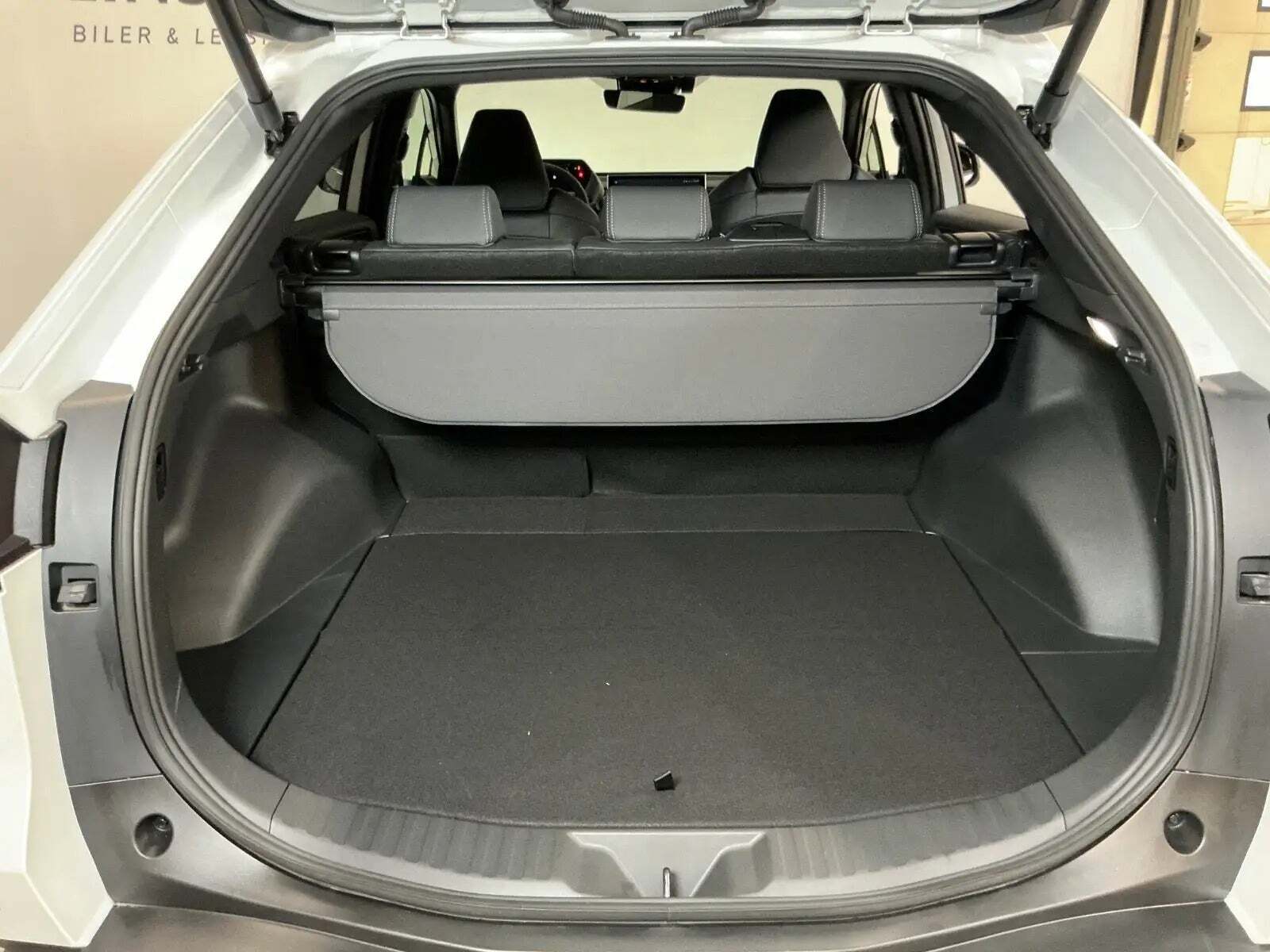 Hvid Toyota BZ4X fra 2025