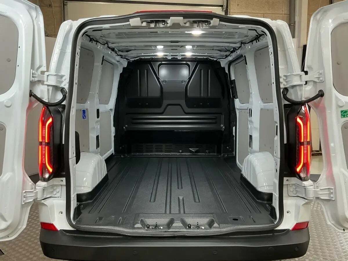 Hvid Ford E-Transit Custom 320L fra 2025