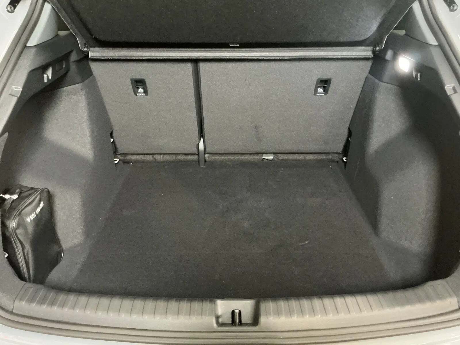 Grå Audi Q4 e-tron fra 2025