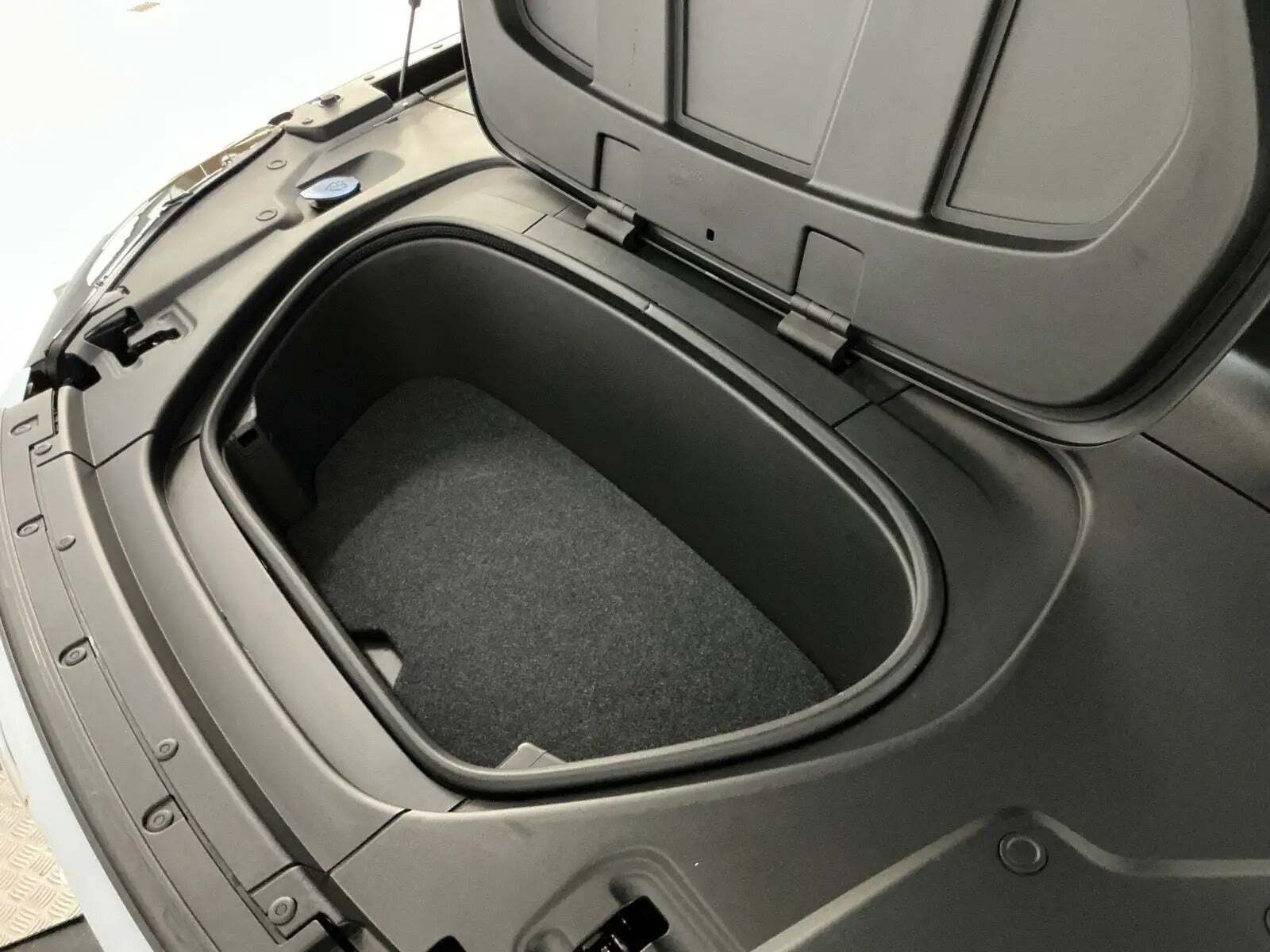 Hvid Volvo EC40 fra 2025