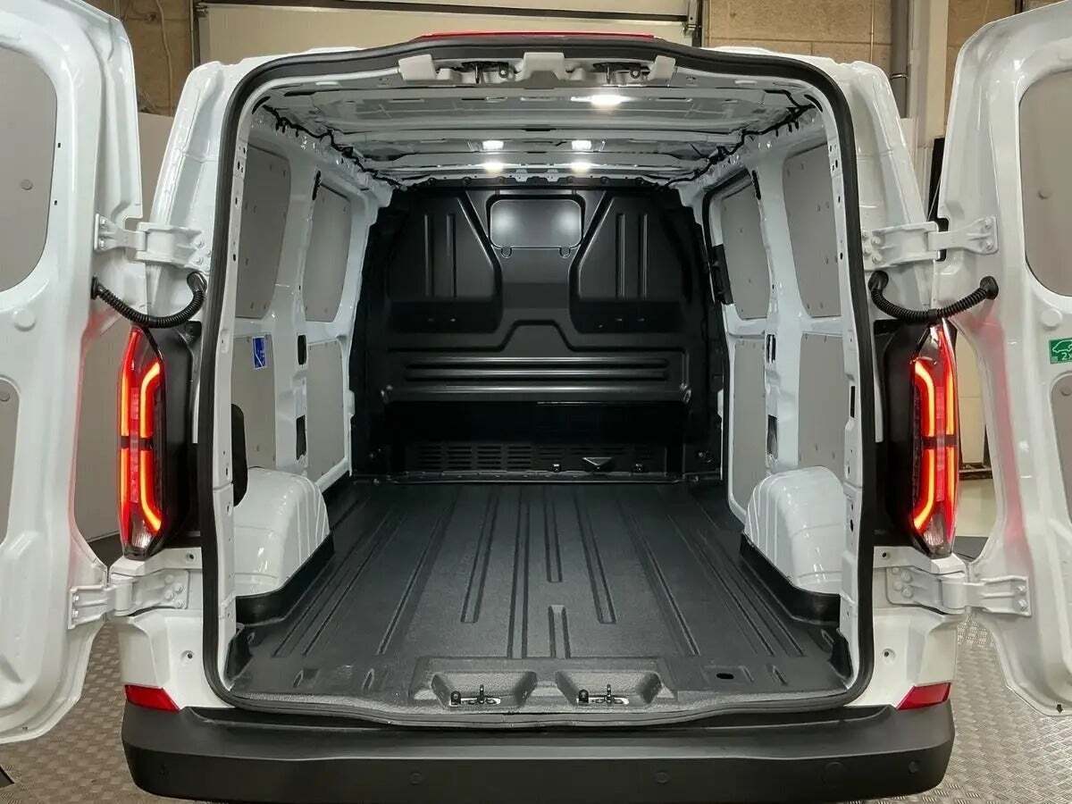 Hvid Ford E-Transit Custom 320L fra 2025