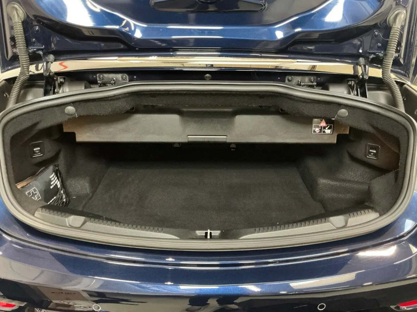 Blå Mercedes E220 d fra 2018