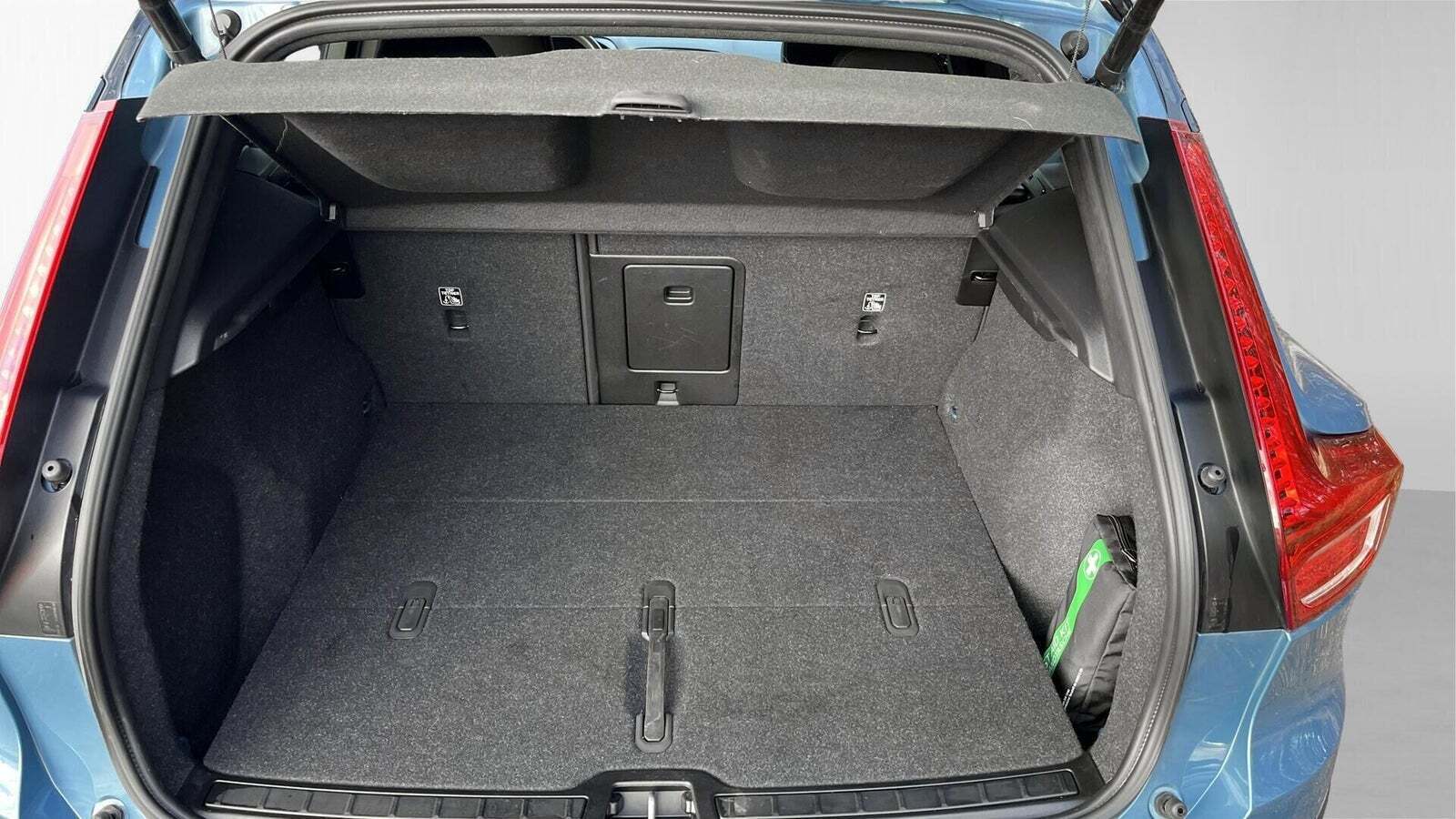 Blå Volvo XC40 fra 2024