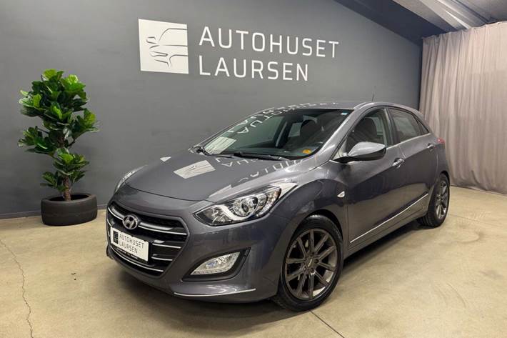 Grå Hyundai i30 fra 2015 set udefra