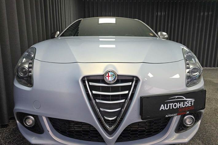 Hvid Alfa Romeo Giulietta fra 2014