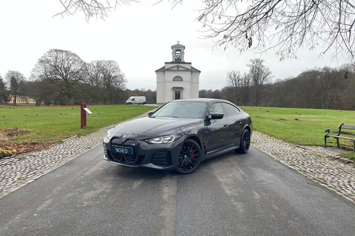 Grå BMW i4 fra 2022 set udefra