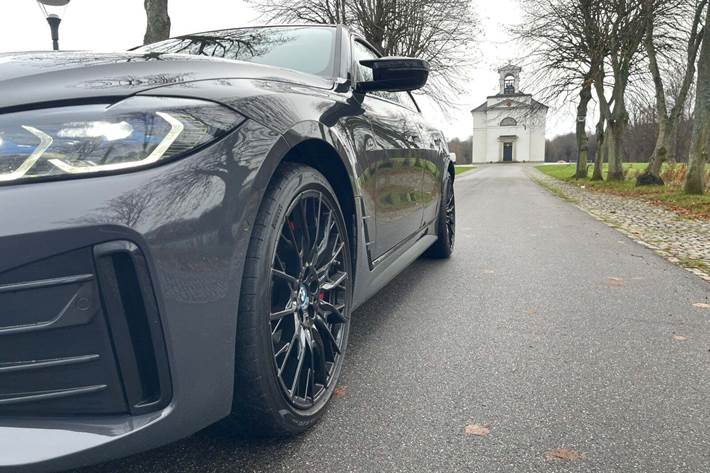 Grå BMW i4 fra 2022