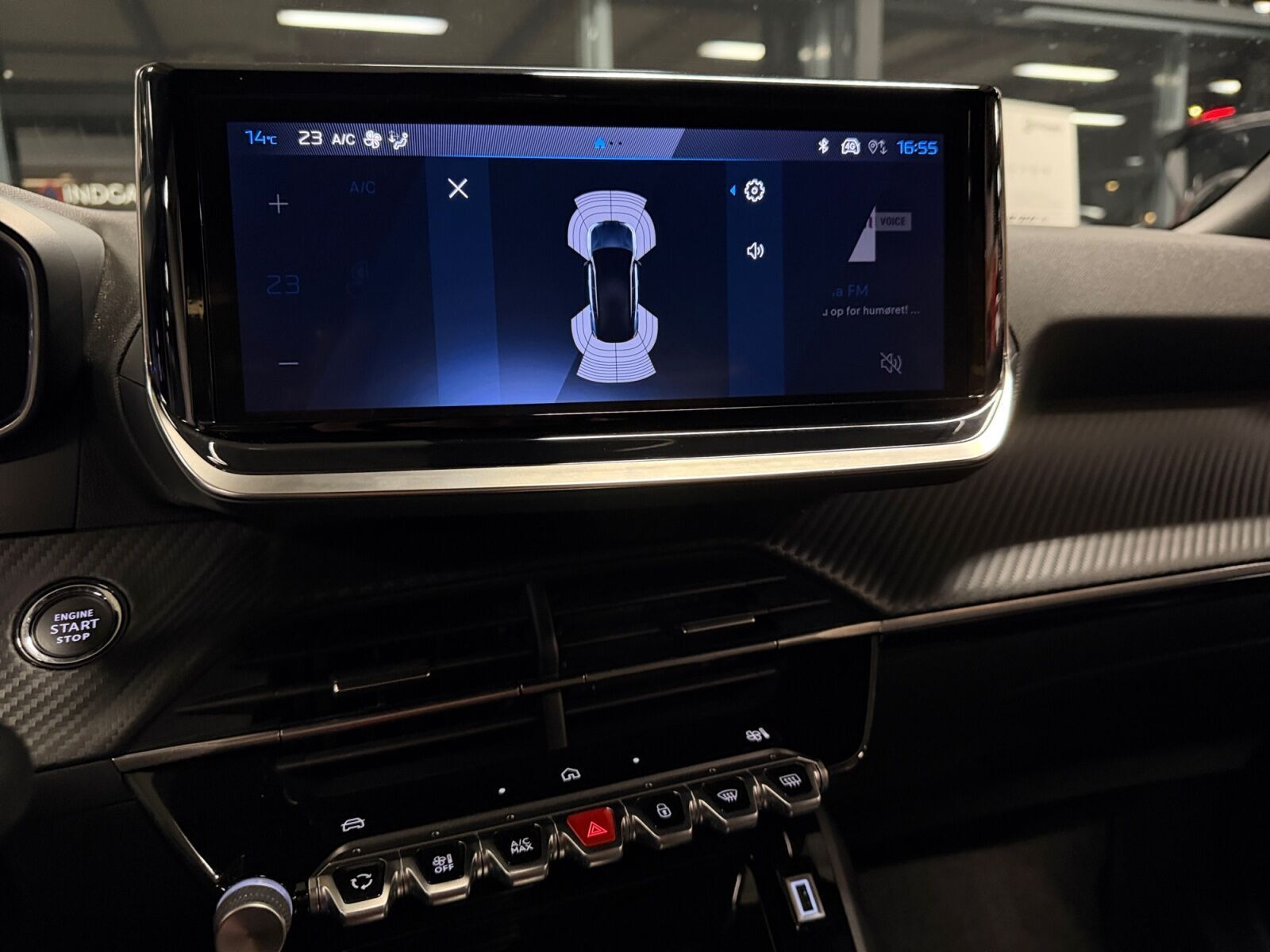 Grå Peugeot e-2008 fra 2023