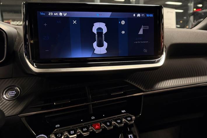 Grå Peugeot e-2008 fra 2023