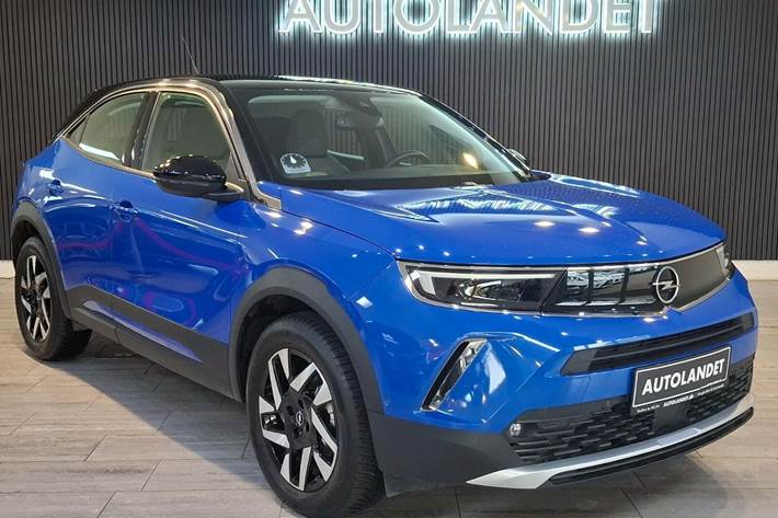 Blå Opel Mokka-e fra 2023 set udefra