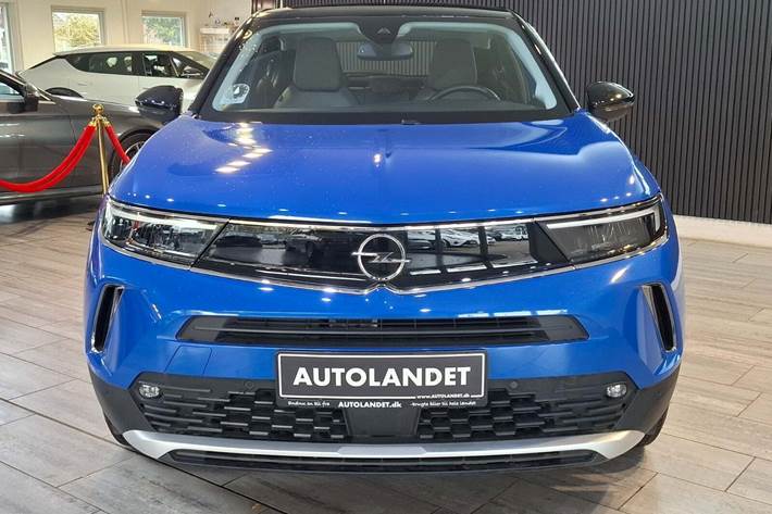 Blå Opel Mokka-e fra 2023