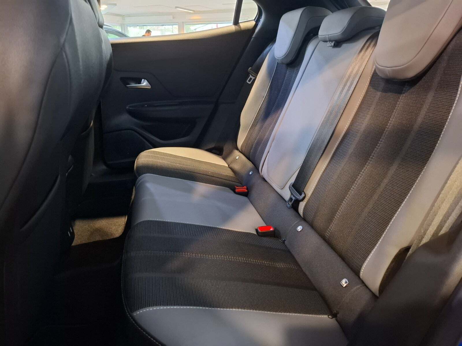 Blå Opel Mokka-e fra 2023