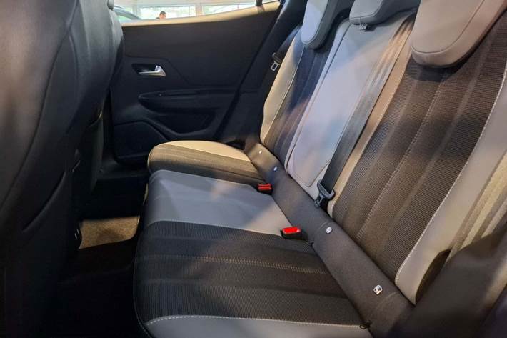 Blå Opel Mokka-e fra 2023