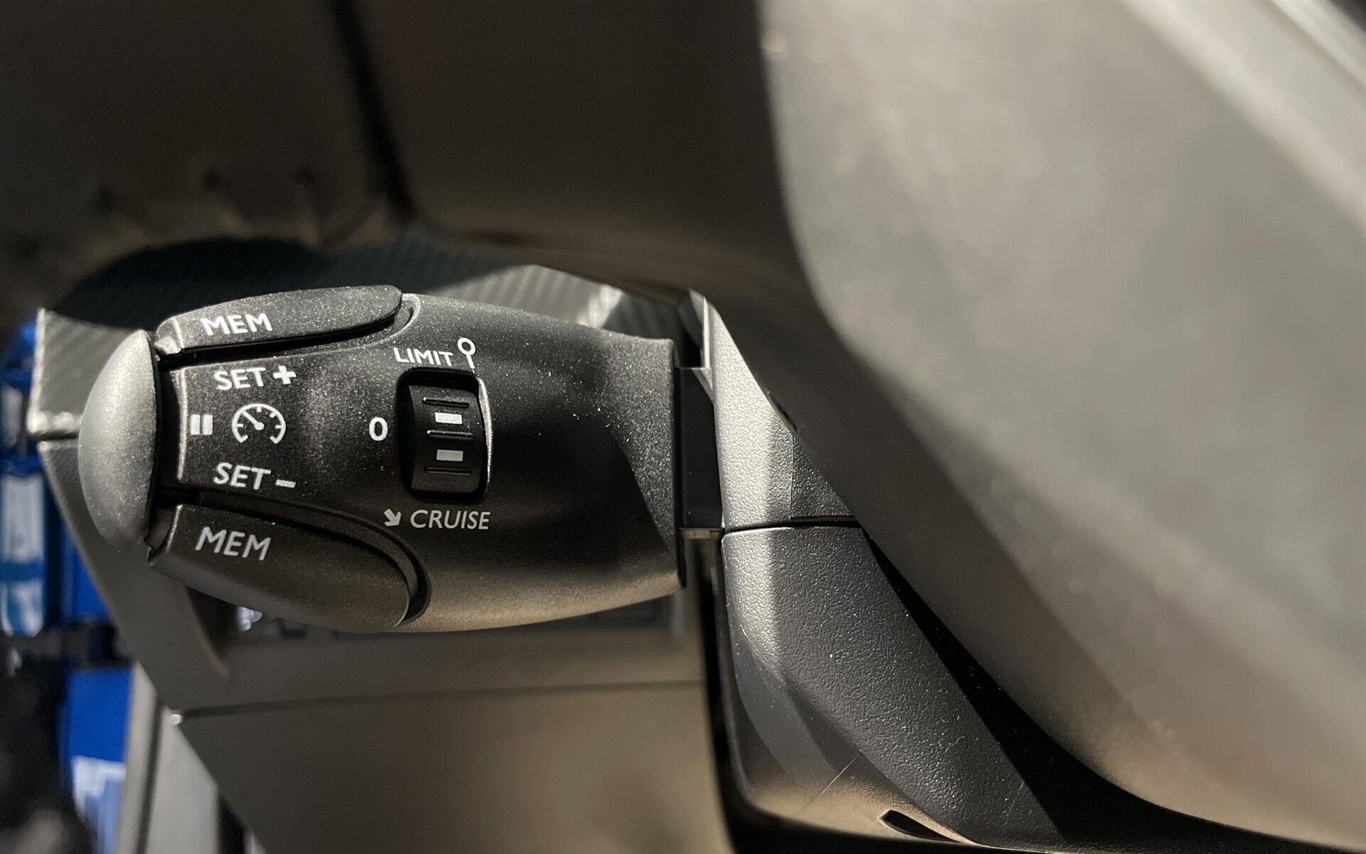 Blå Peugeot e-2008 fra 2023