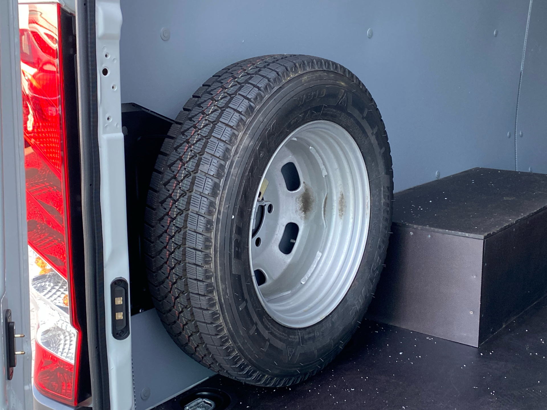 Hvid Iveco Daily fra 2023