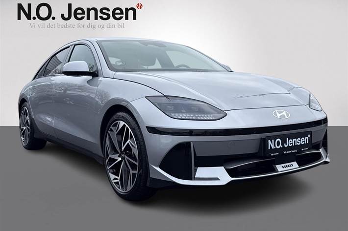 Sølv Hyundai Ioniq 6 fra 2025 set udefra